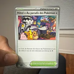 Pokemon TCG Hotel Au paradis des Pokemon SVP 224 Promo Stadium French 2023 - Image 1