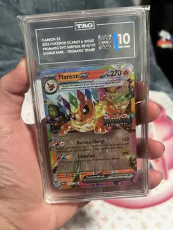 TAG 10 - 2025 POKEMON PRE EN PRISMATIC STAMPED SURPRISE 014 FLAREON EX 014/131 - Image 1