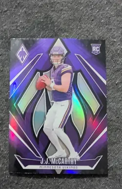 2024 Panini Phoenix - Rookies J.J. McCarthy #185 Purple Fade (RC) - Image 1