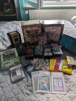 Grosse Yu-Gi-Oh! Sammlung mit Karten, Deck, Boostern, PSA Grades und vielem mehr - Image 1