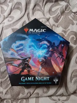 Magic: The Gathering Game Night Starter Kit 300 Cards English Ages 13+ - Image 1