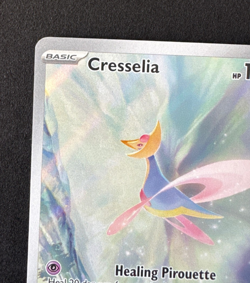 CRESSELIA 071/064 NM ILLUSTRATION RARE SHROUDED FABLE POKEMON 2024 - Image 4