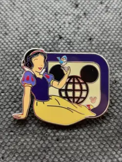 2025 Disney WDW Wave B Hidden Mickey Snow White D No Face ERROR Trading Pin - Image 1