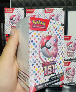 Pokemon 151 Bundle Box 6 Buste Mini Display Pack Mew Scarlatto e Violetto ITA 820650603204 - Image 1