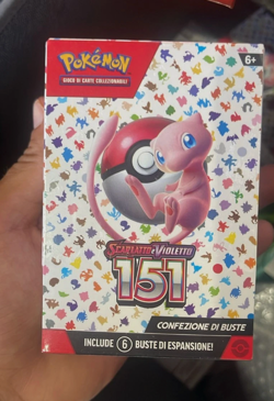 Pokemon 151 Bundle Box 6 Buste Mini Display Pack Mew Scarlatto e Violetto ITA 820650603204 - Image 4