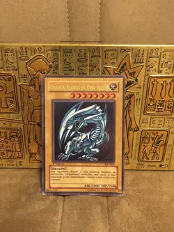 YuGiOh *SPANISH* Blue-Eyes White Dragon 1st Edition BIK-S001 Lightly Played - Image 1