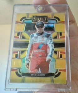 2024 PANINI SELECT GRANDSTAND, #6 KYLE LARSON GOLD PRIZM 08/10 - Image 1