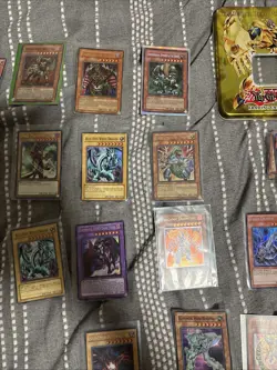 Yugioh! 255 Holo Lot! Blue Eyes, Dark Magician, 2 Sealed Holo packs plus 2 mats - Image 3