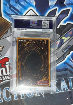 2013 Yu-Gi-Oh Blue-Eyes White Dragon SDBE-EN001 PSA 8 - Image 4
