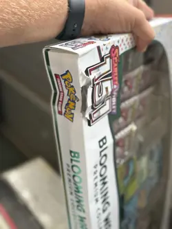 Pokemon Scarlet &Violet 151 Blooming Waters Premium Collection SEALED Box Damage - Image 4