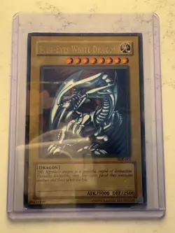 Blue-Eyes White Dragon Yu-Gi-Oh SDK-001 Unlimited Holographic Heavily Played - Image 1