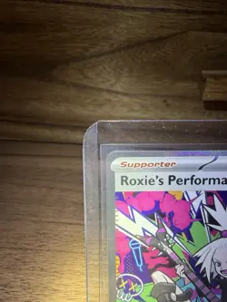 Pokemon TCG Roxie's Performance 121/086 SIR Chaos Rising Trainer Full Art Holo - Image 2