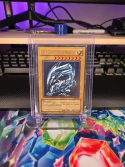 Blue-Eyes White Dragon SDK-001 Ultra Rare Unlimited - Played - Image 2