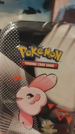 Pokemon TCG Unova Mini Tin [Alomomola & Axew] - SV 10.5: Black Bolt (BLK) SEALED - Image 2