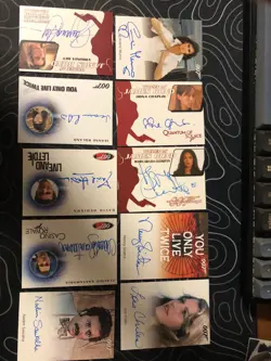 A job lot of 26 James bond trading cards autographs all in near mint condition - Image 1