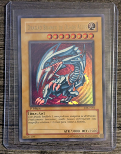 Yu-Gi-Oh! - Blue-Eyes White Dragon (Portuguese 1st Edition)(DIK-P001) DMG - Image 1