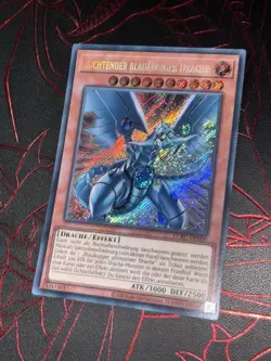LCKC-DE008 LEUCHTENDER BLAUAUGIGER DRACHE Secret Rare Yugioh NM - Image 1