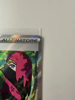 Atticus/Hanzo Prismatic Evolutions Pokemon TCG Full Art Trainer Card Italian - Image 3