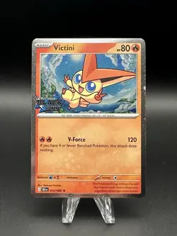 Victini (012/086) [Cosmos Holo Stamped Promo] (NM) - Pokemon - Black Bolt (ENG) - Image 1