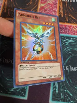 Yu-Gi-Oh! Armored Bee PRC1-EN007 Super Rare 1st Edition Near Mint a1/ - Image 2