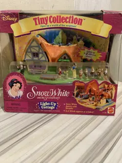Disney SNOW WHITE & THE SEVEN DWARFS Light Up Cottage TINY COLLECTION New In Box - Image 1