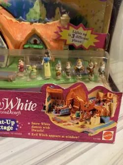 Disney SNOW WHITE & THE SEVEN DWARFS Light Up Cottage TINY COLLECTION New In Box - Image 2