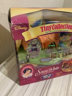 Disney SNOW WHITE & THE SEVEN DWARFS Light Up Cottage TINY COLLECTION New In Box - Image 5