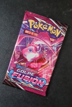 Pokemon TCG Sword & Shield Fusion Strike Booster Pack 10 Cards Spanish - Image 1