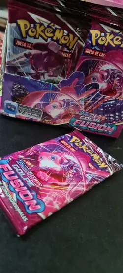 Pokemon TCG Sword & Shield Fusion Strike Booster Pack 10 Cards Spanish - Image 3
