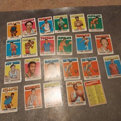 1971-72 Topps Basketball Lot of 23 cards w/ Dave DeBusschere and Checklist - Image 1