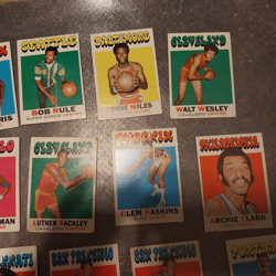 1971-72 Topps Basketball Lot of 23 cards w/ Dave DeBusschere and Checklist - Image 3