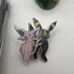 Pokemon TCG - Prismatic Evolutions Figure Collection Sleeves, Pin and Figurine - Image 2