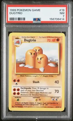 1999 POKEMON SET #19/102 DUGTRIO PSA 7 - Image 1