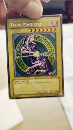 2002 Yugioh DDS-002 Dark Duel Stories Promo Dark Magician Prismatic Secret Rare - Image 2