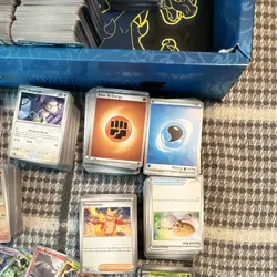 MASSIVE 2500 Pokemon Card Bulk Lot + ETB Box - Phantasmal Flames, 600 Holo/Rev - Image 4