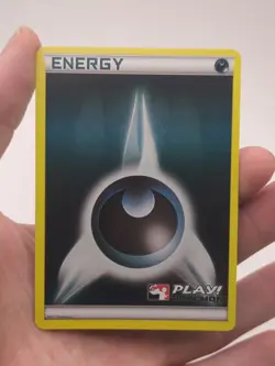 Darkness Energy Holofoil Stamped Play! Pokemon 2011 League Crosshatch Holo NM - Image 1