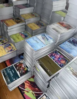 Pokemon TCG English Bulk Card Lot 500 common/uncommon, 500 holo/reverse holo - Image 1