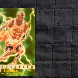 SkyBox 1995-96 Premium Michael Jordan Chicago Bulls Electrified Insert #278 - Image 2
