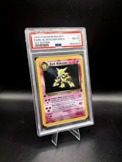📈 PSA Graded 8 🥇 1st Edition ✨ Holo Dark Alakazam 2000 Rocket 1/82 Pokemon - Image 1