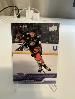 2023-24 UPPER DECK SERIES 2 LEO CARLSON YOUNG GUNS ROOKIE RC + SPGU Blue Auto - Image 2