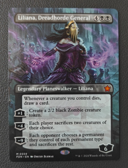 Liliana, Dreadhorde General - Borderless - Foundations - FDN - #359 - NM - Image 1