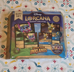 Disney Lorcana TCG Into the Inklands Gift Set 4 Boosters 2 Foils Stitch - Image 1