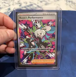 Pokemon TCG Roxie's Performance Trainer Supporter Holo Full Art 121/086 - Image 1