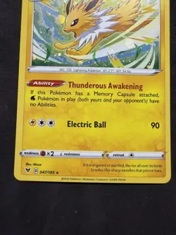 POKEMON JOLTEON 147/185 RARE COSMOS HOLO WITH PARTIAL ROUND SWIRL VIVID VOLTAGE - Image 3
