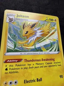 POKEMON JOLTEON 147/185 RARE COSMOS HOLO WITH PARTIAL ROUND SWIRL VIVID VOLTAGE - Image 4