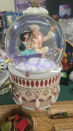 Disney Store Aladdin & Jasmine Large Snow Globe "A Whole New World" Musical - Image 4