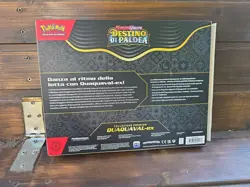 Pokemon TCG PALDEAN FATES Premium Collection QUAQUAVAL Italienisch - Image 3