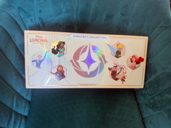 D23 Disney Lorcana Curator’s Collection : Edition Heroines – Coffret box boite - Image 1