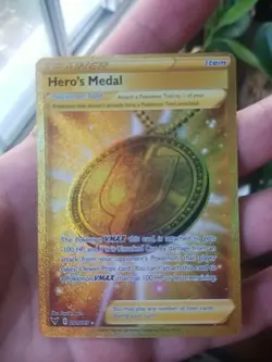 Pokemon TCG Hero's Medal Vivid Voltage 201/185 Gold Hyper Rare NM - Image 1