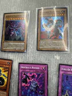 YU-GI-OH! TCG LOT 5D's TIN & 62 CARD foil 2017 LANYARD Joey & Gearfried FIGURE 53334303132 - Image 5